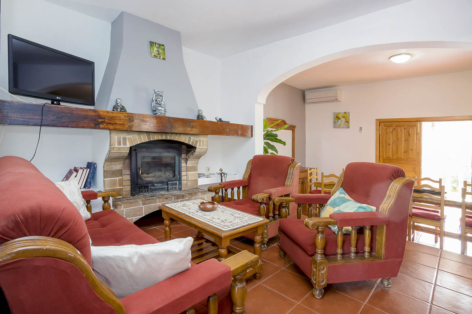 salon interior con chimenea de una casa de alquiler ibiza 